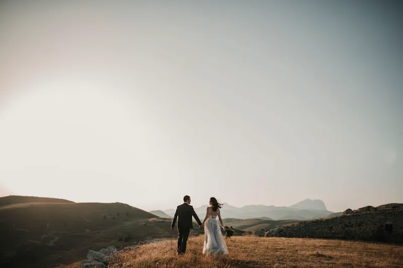 Casal no altar durante cerimônia